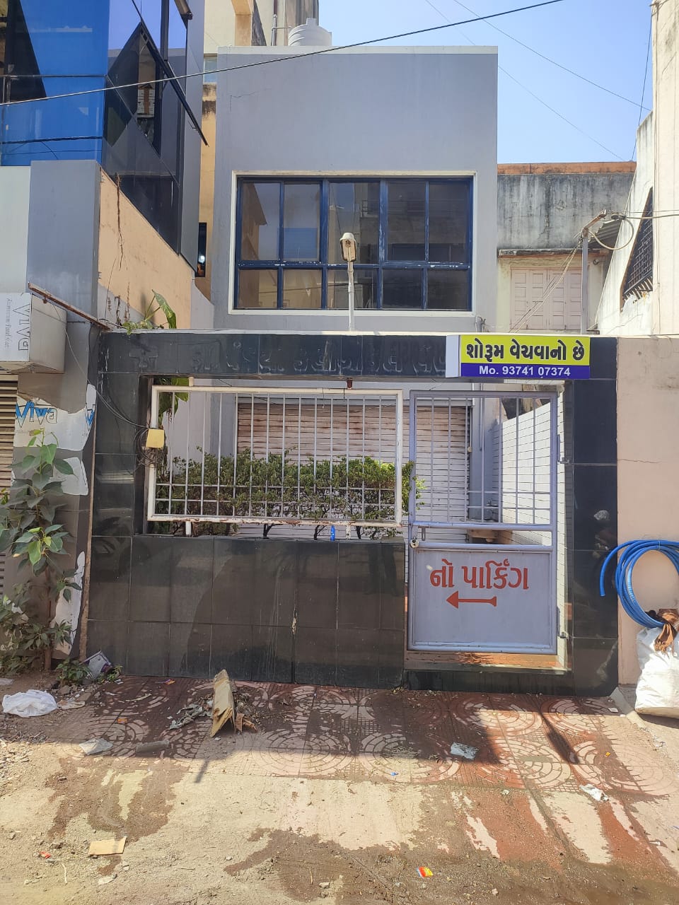 *શો રૂમ લાયક મકાન વેચવાનું છે*